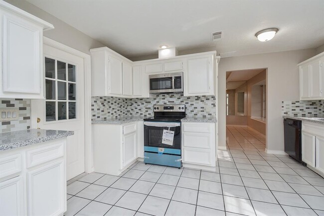 Building Photo - 9334 Golden Wood Ln