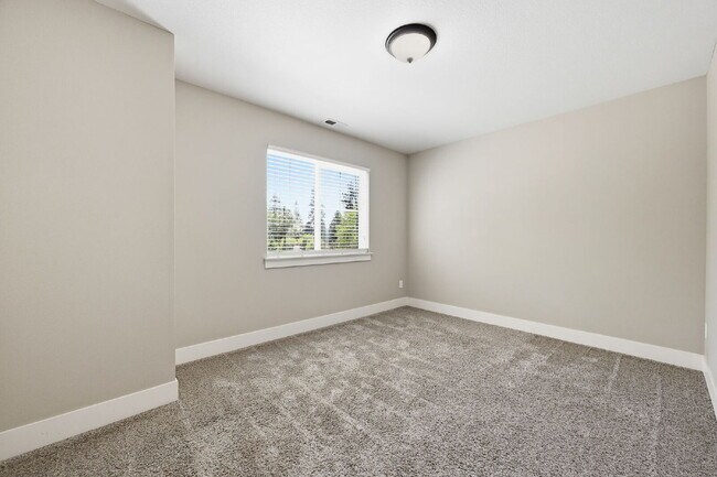 Building Photo - 3 Bed, 2.5 Bath Townhome Centrally Located– Bend, OR