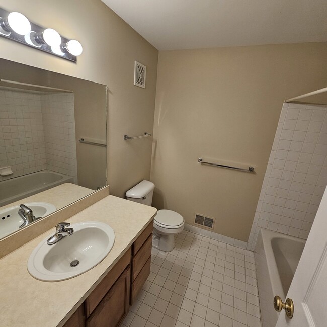 Building Photo - "2 Bedroom Townhome, 2.5 Bathroom, 2 Car G...