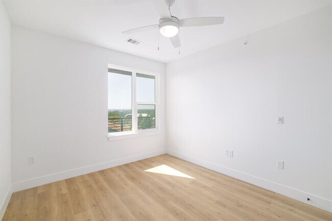Building Photo - 1701 Simond Ave