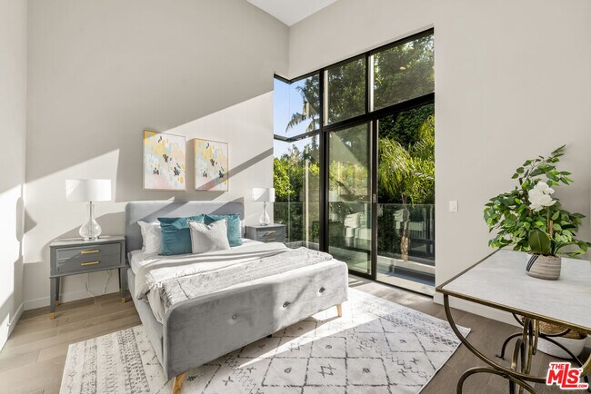 Building Photo - 1847 Coldwater Canyon Dr