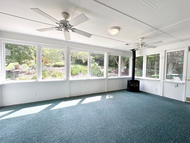 Building Photo - 3 Bedroom House: Walking Distance to Campu...