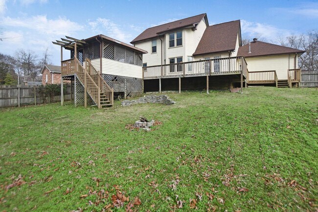 Building Photo - Pet Friendly Three Bedroom!