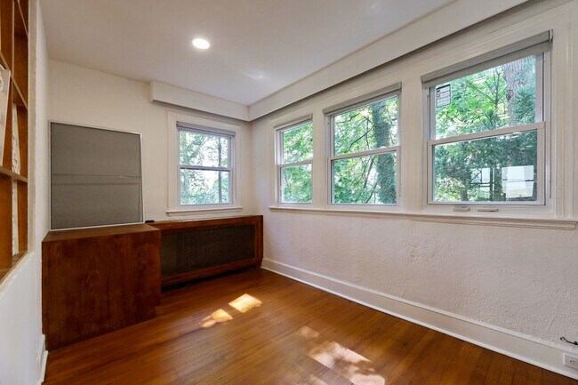 Building Photo - 1272 E Laurelton Pkwy