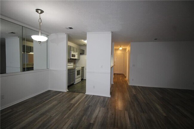 Building Photo - 204 Warm Springs Cir