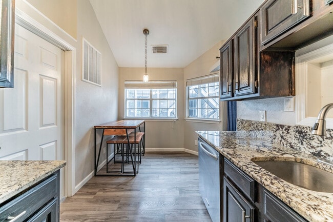 Building Photo - 3033 San Jacinto St