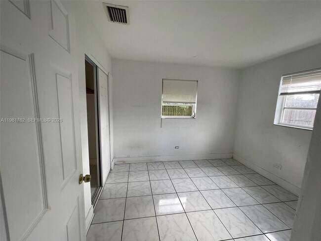 Building Photo - 5751 SW 38th Ct