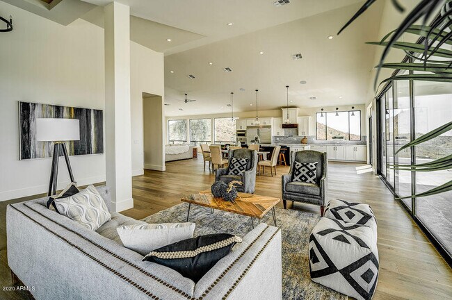 Building Photo - 301 E Jomax Rd