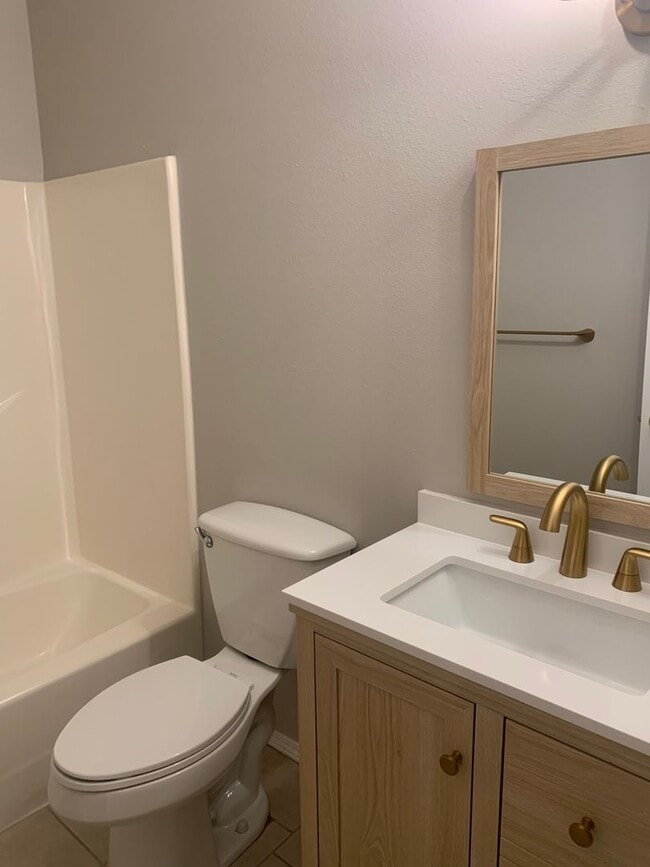 Building Photo - Beautiful updated 3 Bedroom 2 Bathroom Hom...
