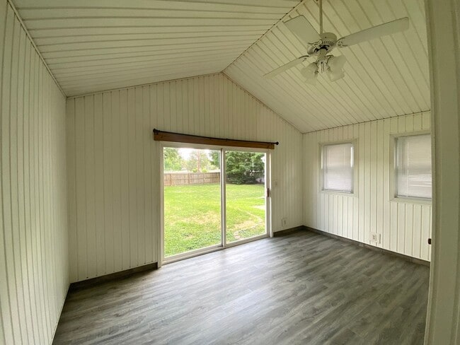 Building Photo - 3 Bedroom, 2 Bath Home, Available Now!