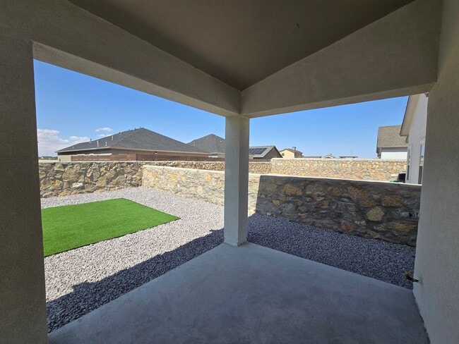 Building Photo - LUXURIOUS EASTSIDE HOME FOR RENT
