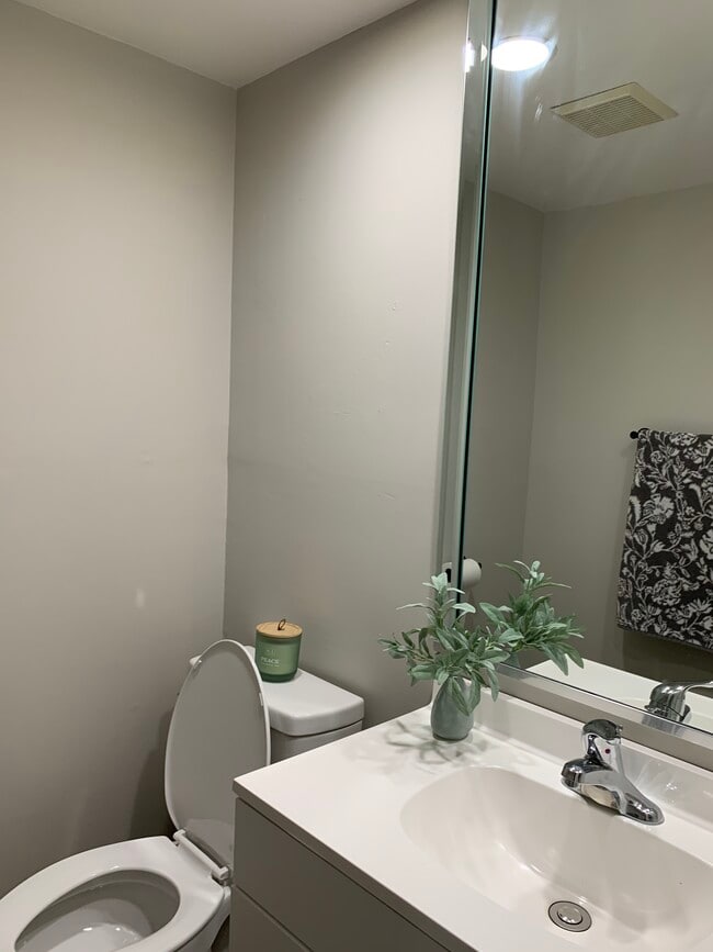 Building Photo - 30 Greensward Ln