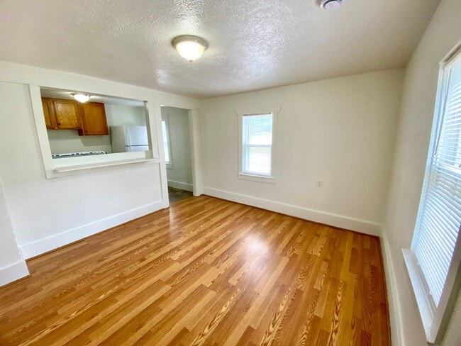 Building Photo - Four bed/1 Bath House Close to Down Town D...