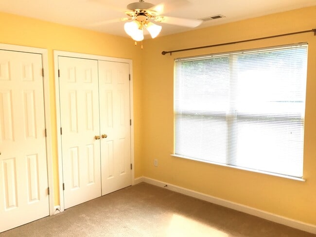 Building Photo - End Unit Townhome on Quiet Cul-De-Sac in Covington Crossing