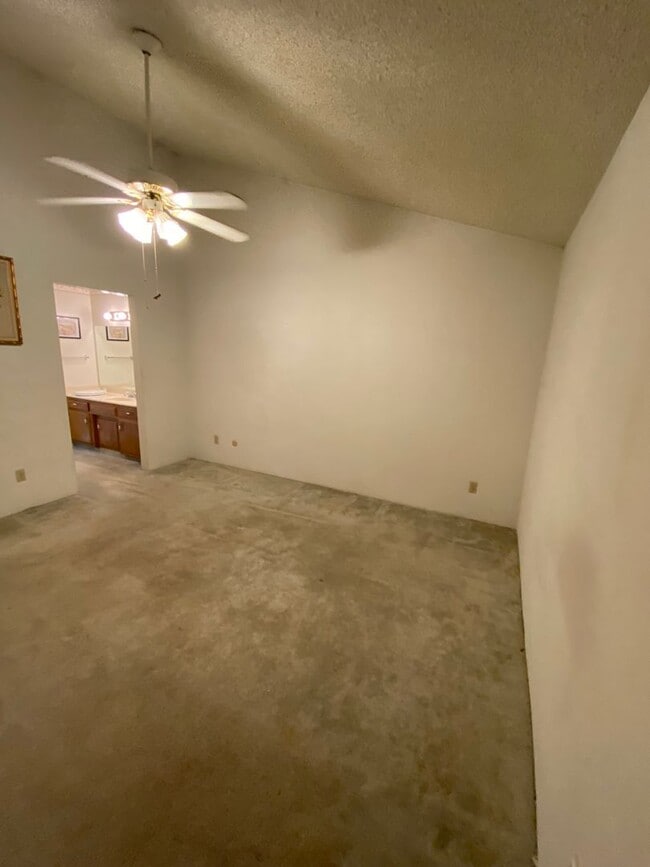 Building Photo - 2 Bedroom Condo in Gated Community!