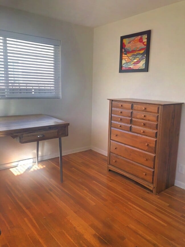 Building Photo - Evolve Real Estate: Victorian Home in Athmar Park Available for Move in on July 1st!