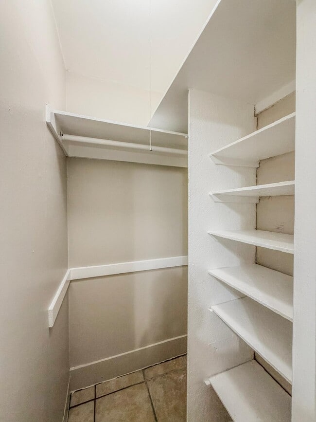 Building Photo - 2680 Hinda Rd