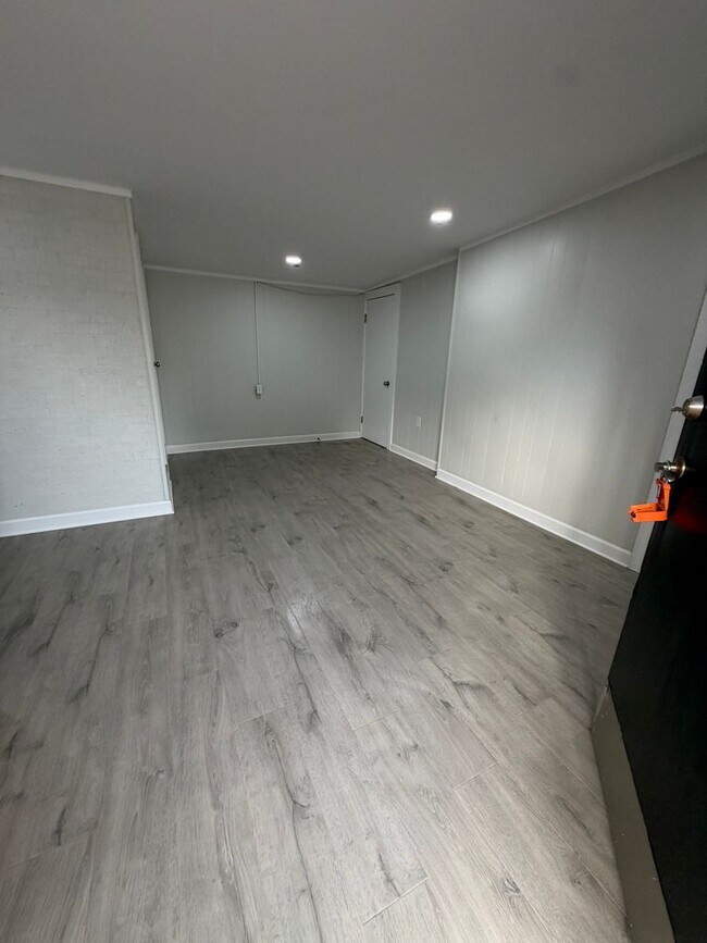 Building Photo - Newly remodeled 2 bedroom