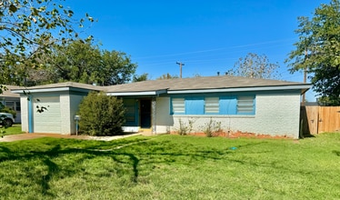Building Photo - Beautiful Home right next to Hobby Lobby and Remington Park! Self Showing
