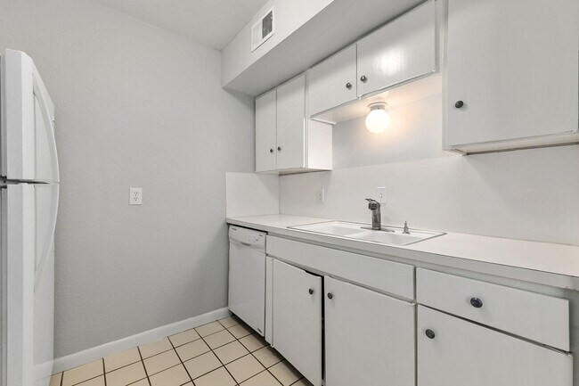 Building Photo - Great for Roommates!
