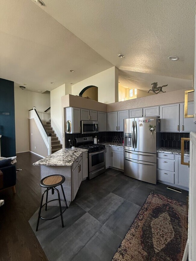 Building Photo - Single Family Beautiful Furnished 3 Bedroom/2.5 Bathroom with Flexible Lease terms.