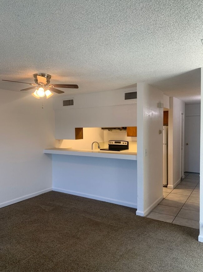 Building Photo - Lovey Townhome In Clovis!