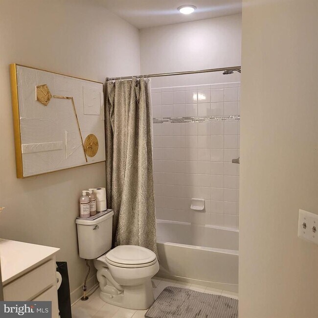 Building Photo - Welcome to your new home in the heart of L...