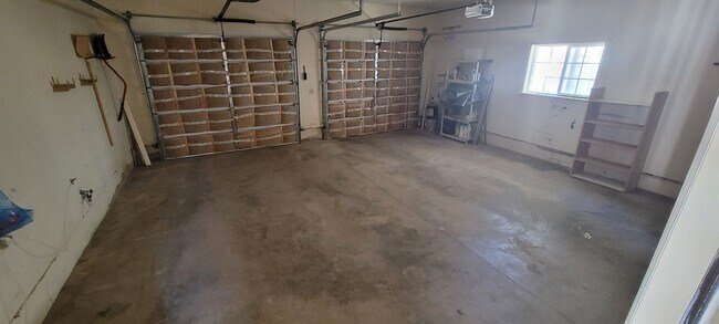 Building Photo - Beautiful house with natural light