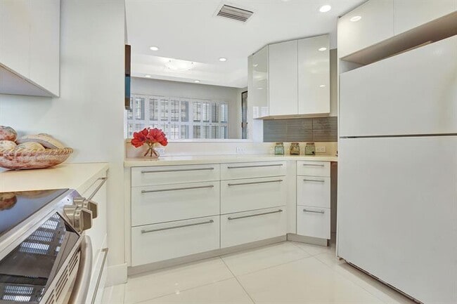 Building Photo - 2000 S Ocean Dr