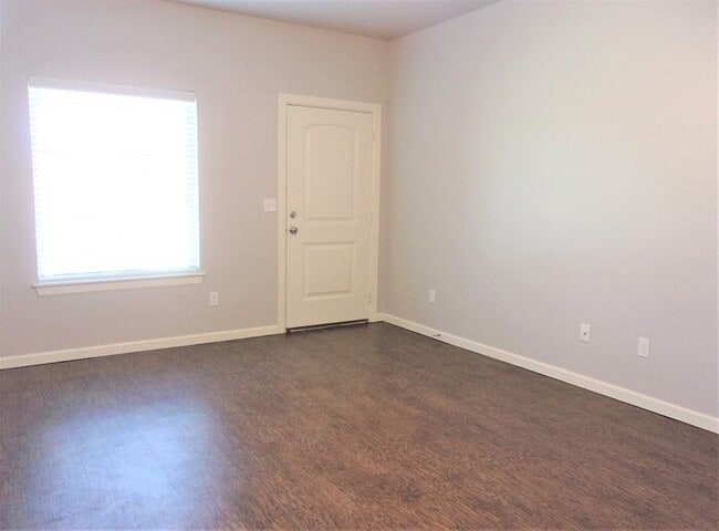 Building Photo - 2 BED 1 BATH 1 CAR GARAGE TOWNHOUSE-DEL CITY