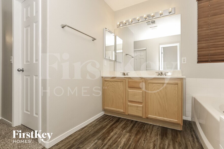 Building Photo - 1031 Dawn Valley Dr