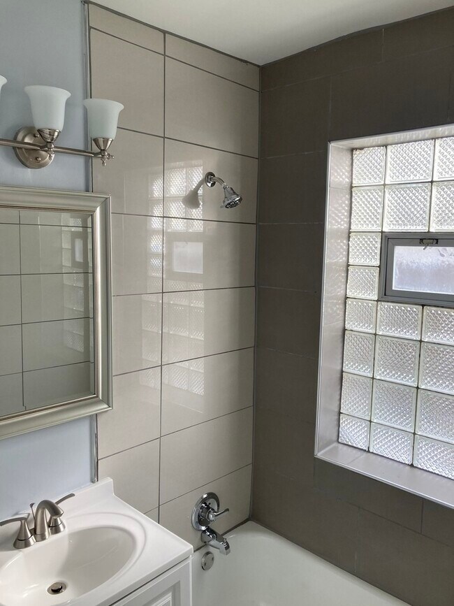 Building Photo - 7325 N Honore St