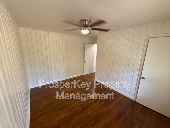 Building Photo - 340 Adelle St SE