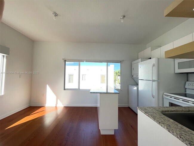 Building Photo - 1525 SW 9th St