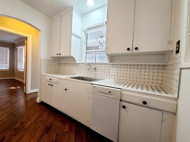 Building Photo - 5920 La Vista Dr