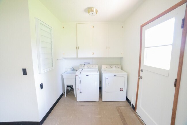 Building Photo - Large One Level Oregon City Home