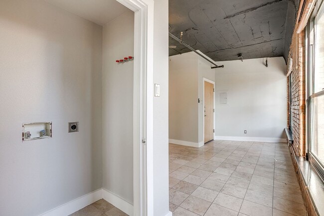 Building Photo - Beautiful 1 Bed- 1 Bath in Houston Place Lofts- Downtown Fort Worth- 76102
