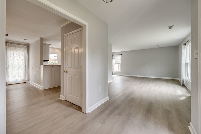 Building Photo - Beautiful 3 bedroom 2 full bath Ranch on a cul-de-sac in Charlotte's Walnut Creek community.