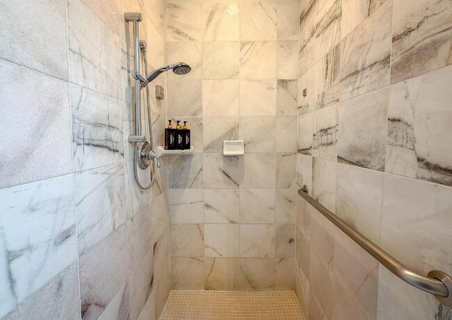 Building Photo - 2 Bedroom Townhouse in a Resort Style Community! All Utilities Included!