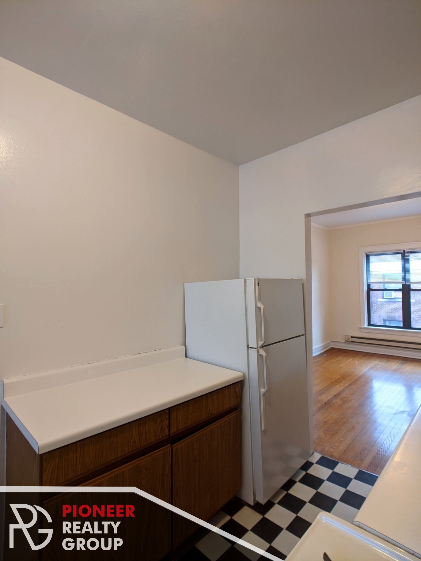 Building Photo - 813 W Waveland Ave