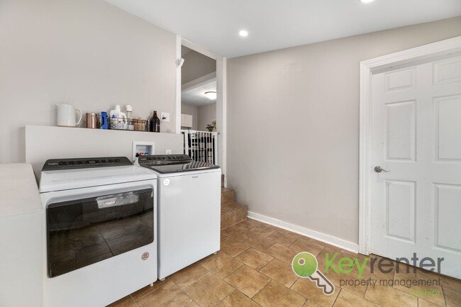 Building Photo - Delano District | Renovated 3 Bedroom 3 Ba...