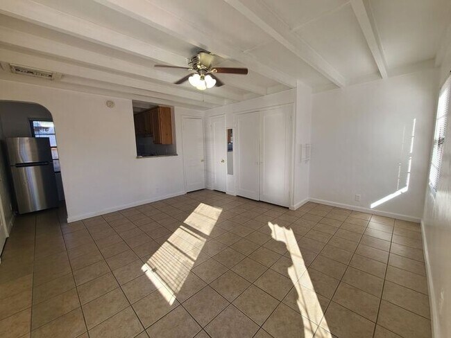 Building Photo - Ultra Charming Studio