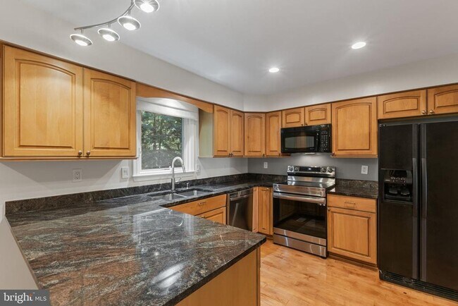 Building Photo - 6860 Williamsburg Pond Ct