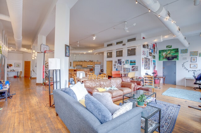 Building Photo - 1278 N Milwaukee Ave