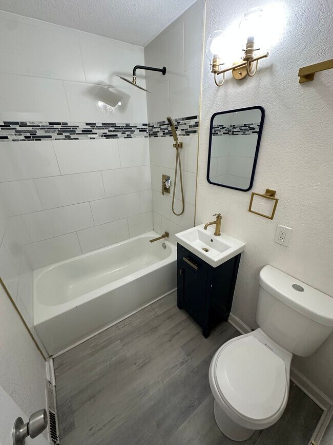 Building Photo - 4 bedroom 1 bath