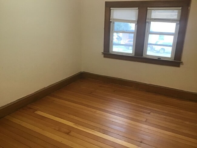 Building Photo - 4 bedroom single family home