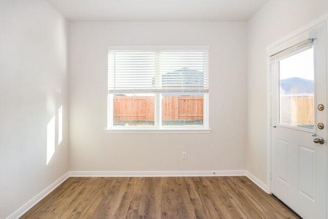 Building Photo - 424 Mustang Trot Dr