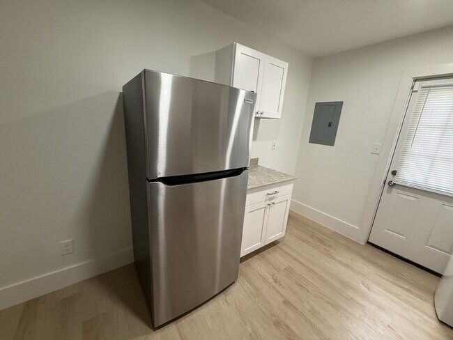 Building Photo - 940 N Hollywood St