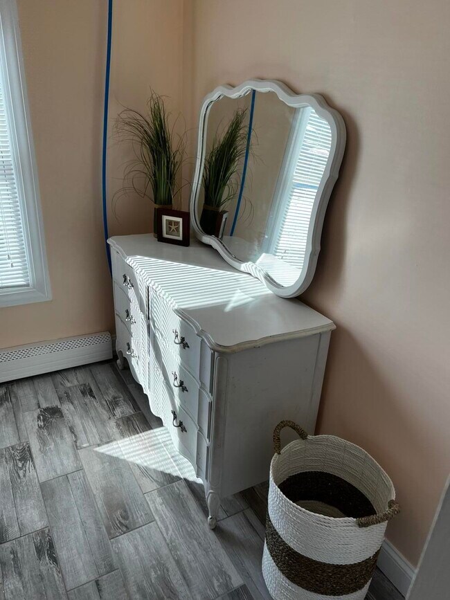 Building Photo - 6 Ash St