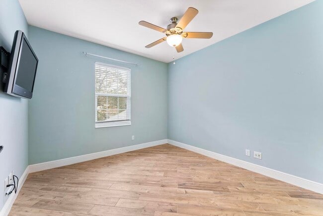 Building Photo - 180 Freeport Dr